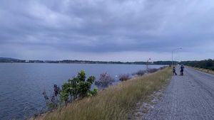 Just two doorsteps away - a jogging and cycle path around the lake