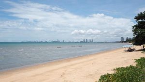 Less than 5 minutes from the estate - Bang Sare beach