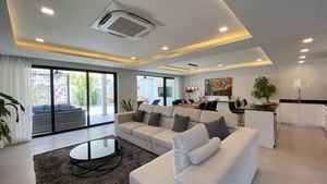 Light and airy - The living- and dining-area