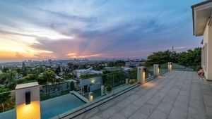 Living in peace above this vibrant city