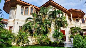 Lush gardens besides the villa