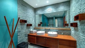 Modern yet natural materials - a bahtroom in the main villa