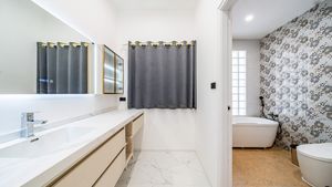Nice and spacous, the master-bathroom