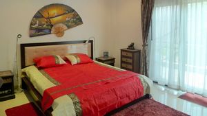 One of 5 well-equipped bedrooms
