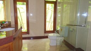 One of the three main bathrooms