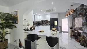 Open plan kitchen and breakfast bar