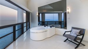 Open space Jacuzzi besides the master bedroom