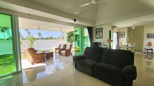 Panoramic sliding-doors to the outside