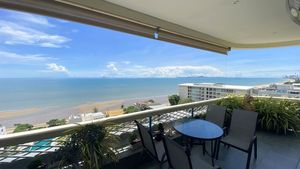 Panoramic views and lots of space - the huge main balcony