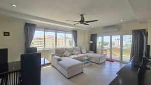 Plenty of space at the sofa area