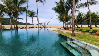Pool and beach at your doorsteps