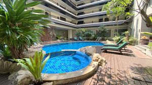 Pool and deckchairs on the ground-floor