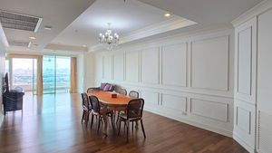 Spacious and noble, the dining-area