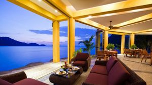 Take your sundowner at the clubhouse, 200 m from the villa