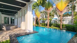 That`s the Jacuzzi area of this L-shaped pool