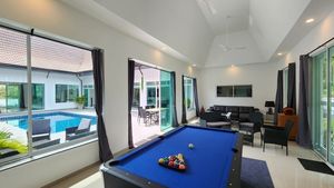 The 2nd living-area with lounge and snooker-table