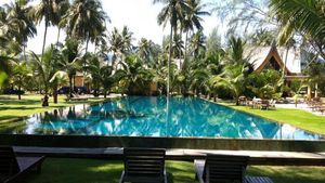 The 40 meter beachside pool