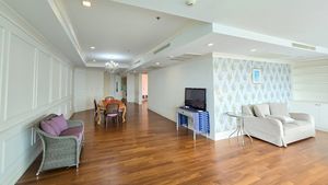 The L-shaped living- and dining-area