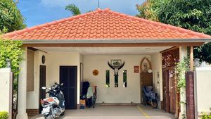 The carport building also has a nice workshop and holds 2 cars