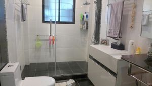 The estate has 5 bathrooms