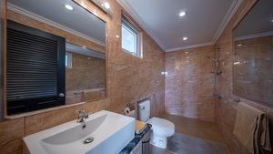 The estate offers 10 bathrooms