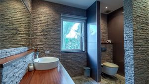 The estate offers 8 bathrooms