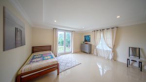 The estate offers 8 bedrooms