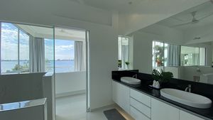 The estate offers 9 chic bathrooms