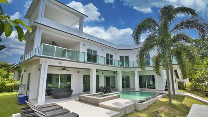 The front of the villa with all you need to unwind