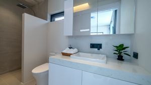 The guest bungalows bathroom