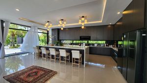 The impressive kitchen with breakfast bar