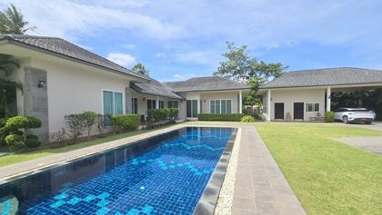 The impressive overflow pool and some greenery