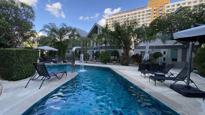 The intimate pool-area for just a few parties