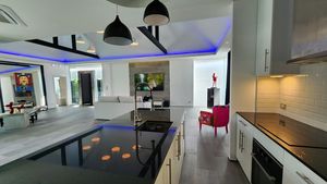 The kitchen with its breakfast bar