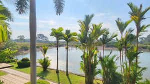 The lake in front of the estate