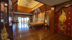 The master-bedroom is a true Suite