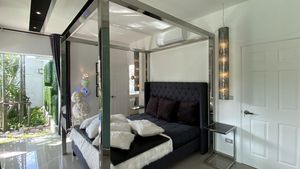 The master-bedroom with its en-suite bathroom