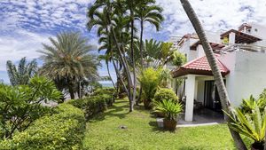 The property above the sea is surrounded by greenery