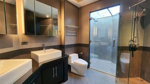 The property offers 4 bathrooms plus a guest-toilet