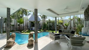 The spacious outdoor terrace and the Sala in the background