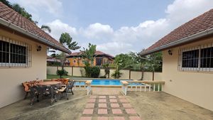 The terrace towards the pool