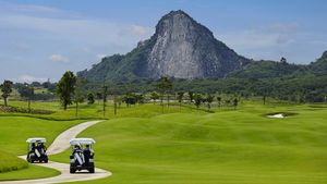 The top-class Chee Chan 18-hole course is 5 minutes away