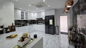 The top fitted Western kitchen