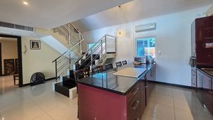 The well-equipped open-plan kitchen