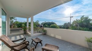 The wonderful 2nd floor terrace