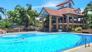 There is a gym, the playgrounds and this large communal pool