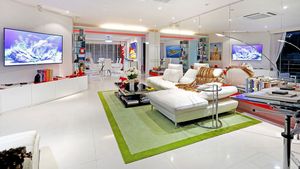 Views across the living- and dining-area