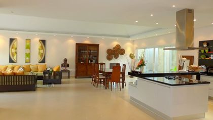 Cooking-island with dining-area