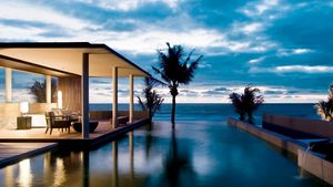 Private infinity pool right over the beach