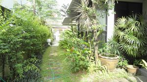 The well planted garden area of this 3-bedroom home at Jomtien Yacht Club
